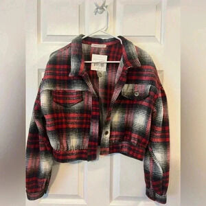 Urban Daizy Cropped Plaid Shacket. NWT. Size Small